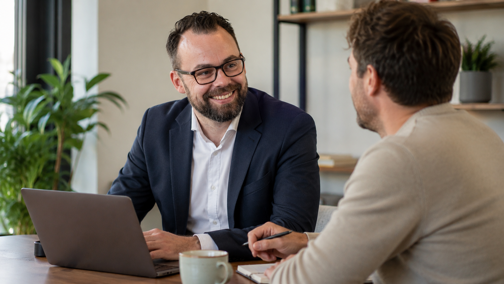 Harm van Premium Online in gesprek met een ondernemer over het verhuizen van een website